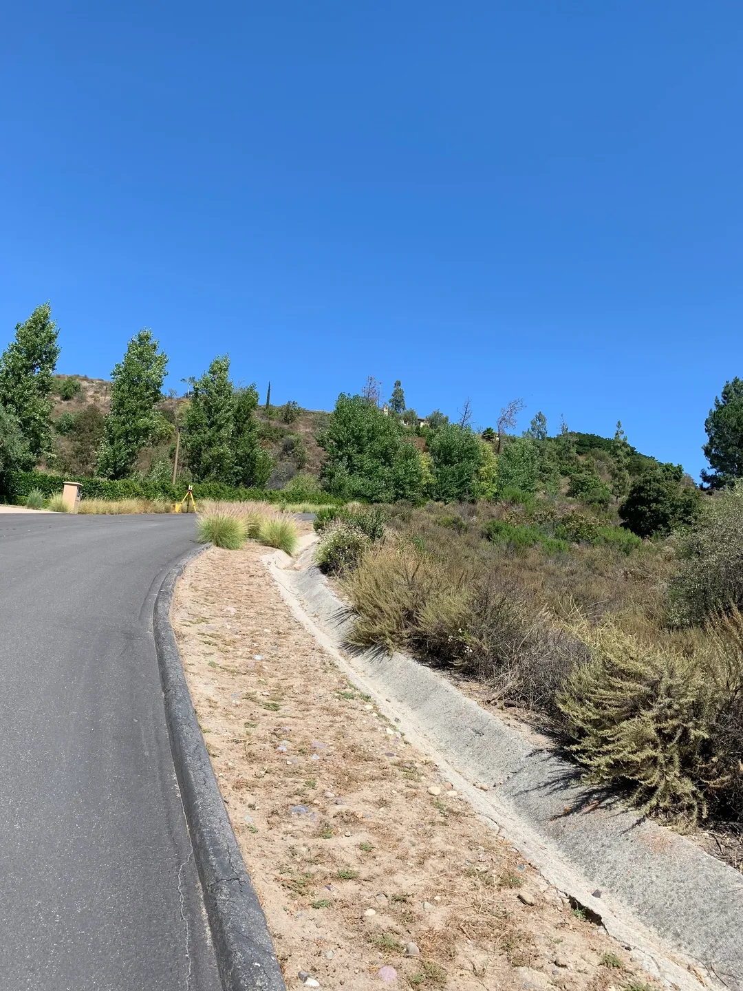 View of a highway road bending towards right